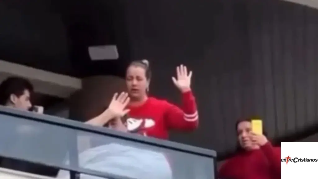 Oración colectiva por un hombre asomado a su balcon