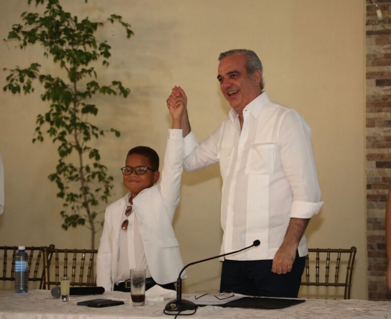 Presidente Abinader se reúne con más de 300 jóvenes de Azua