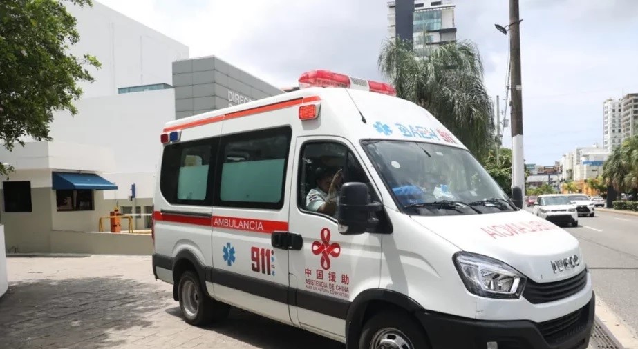 joven se lanza desde parqueo