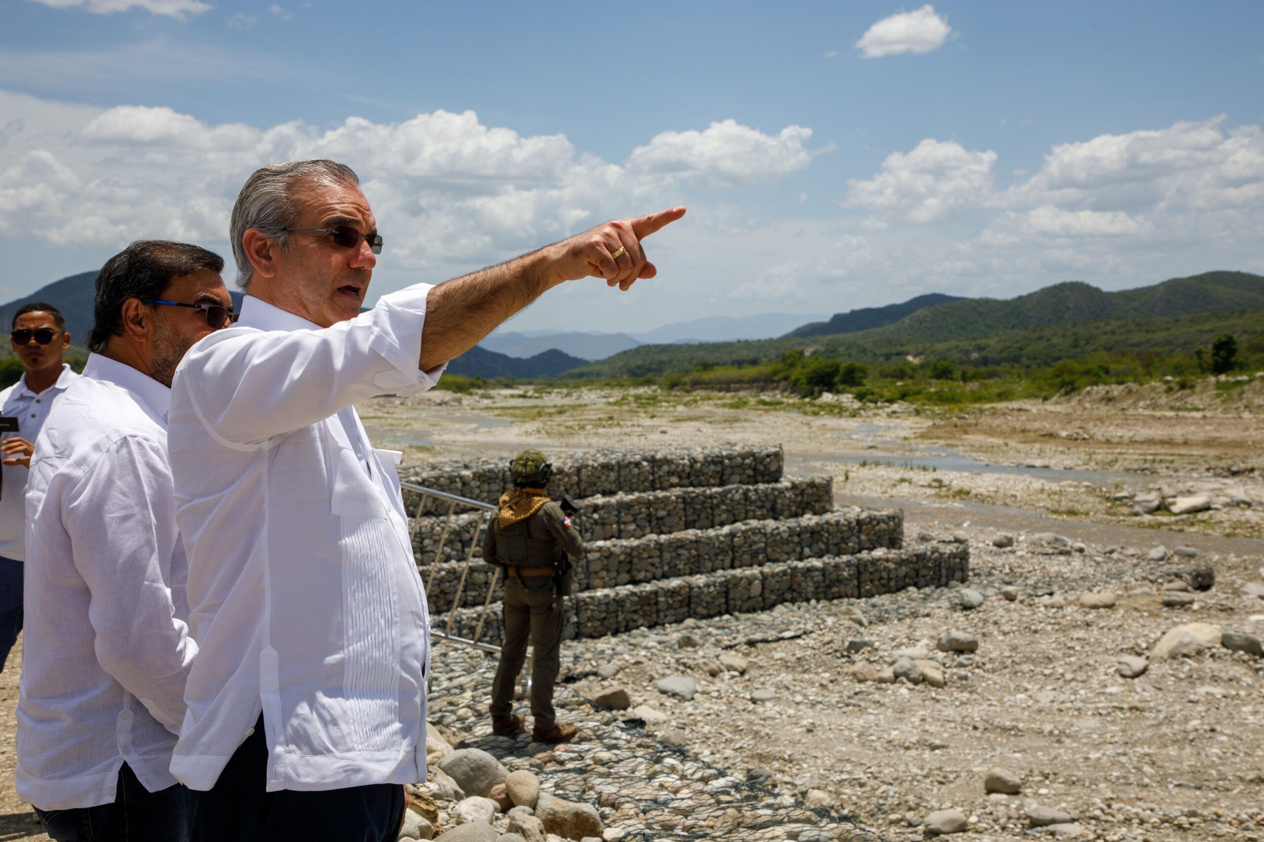 Presidente Abinader inaugura obras hidráulicas claves para proteger comunidades y fortalecer producción agrícola en Azua