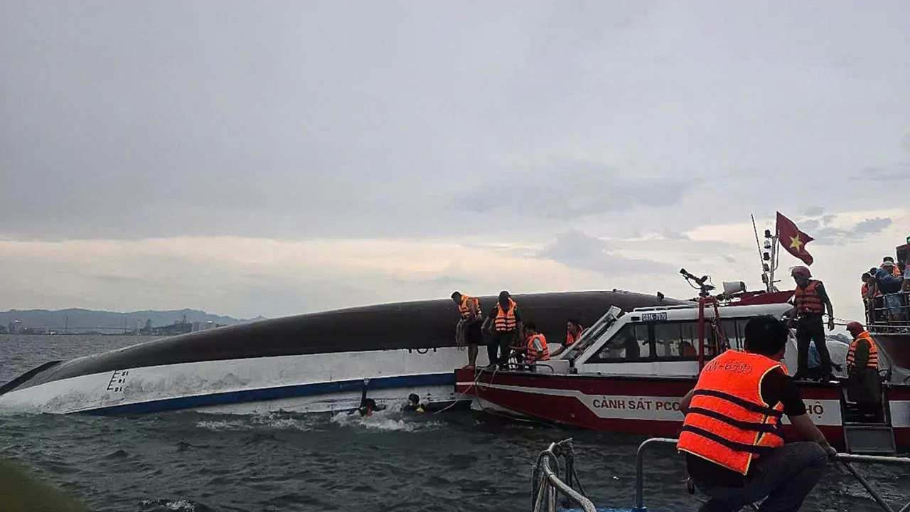 Al menos 36 muertos y tres desaparecidos tras naufragio de un bote turístico en Vietnam