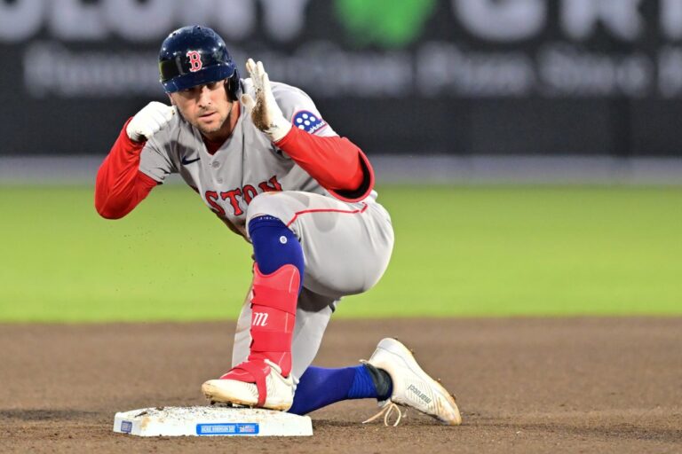 Alex Bregman regresa este fin de semana con los Medias Rojas de Boston informó Alex Cora