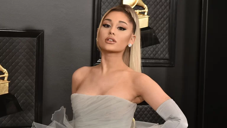 Ariana Grande dice que es “muy tonto” pensar que está abandonando la música por ser actriz