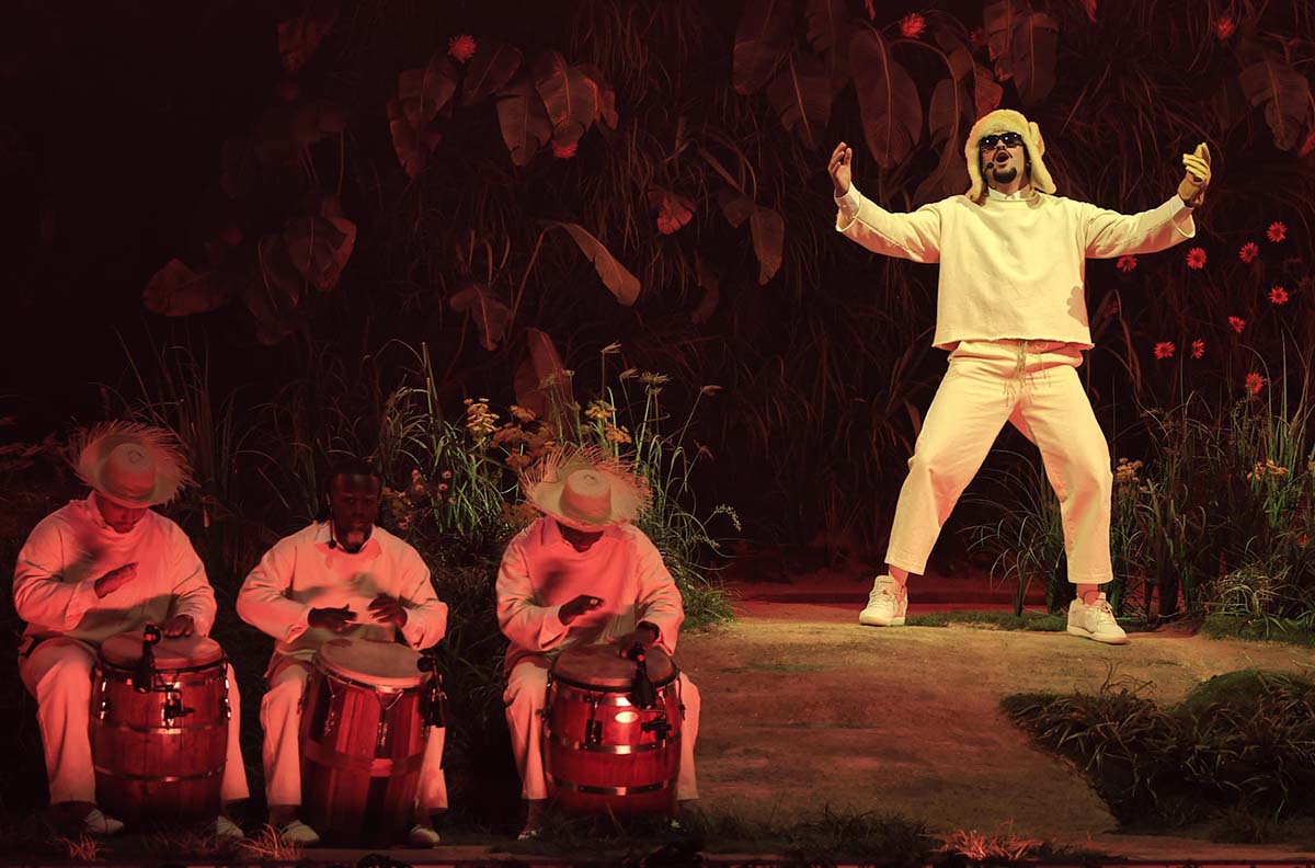 Video: ¡Se cayó el Conejo Malo! Bad Bunny sufre inesperado resbalón en pleno concierto