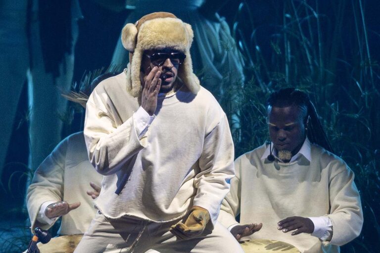 Video: Bad Bunny acomoda el escote de una fan durante su concierto en el Coliseo