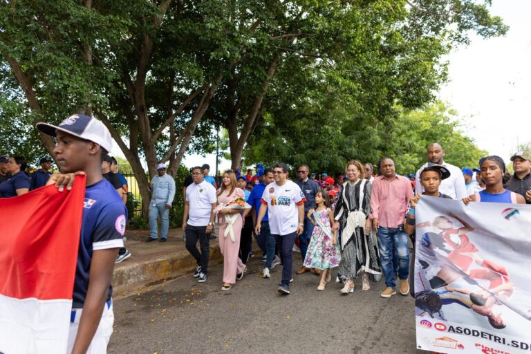 Dedican primeras olimpiadas deportivas de Los Trinitarios al Alcalde de Santo Domingo Este Dio Astacio