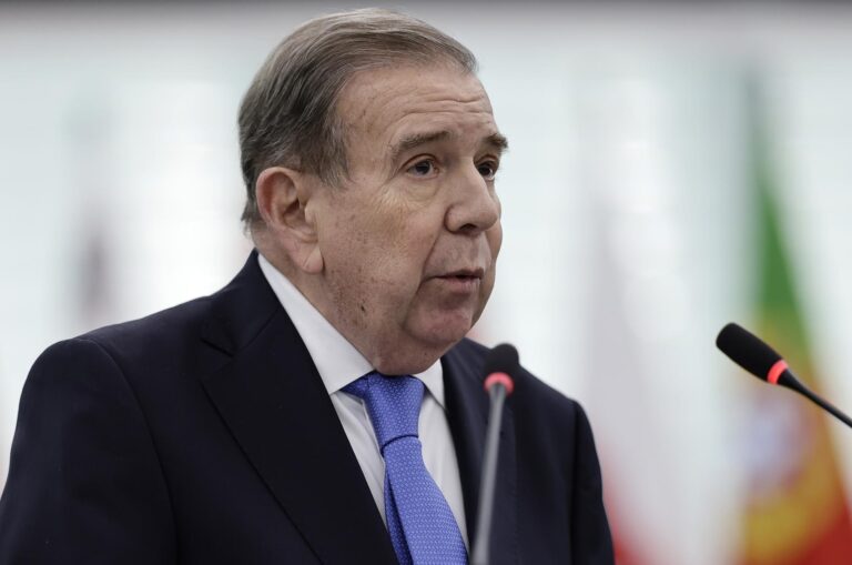 Edmundo González ve «sospechoso» que hubiera un asesino en el canje entre EE. UU. y Venezuela
