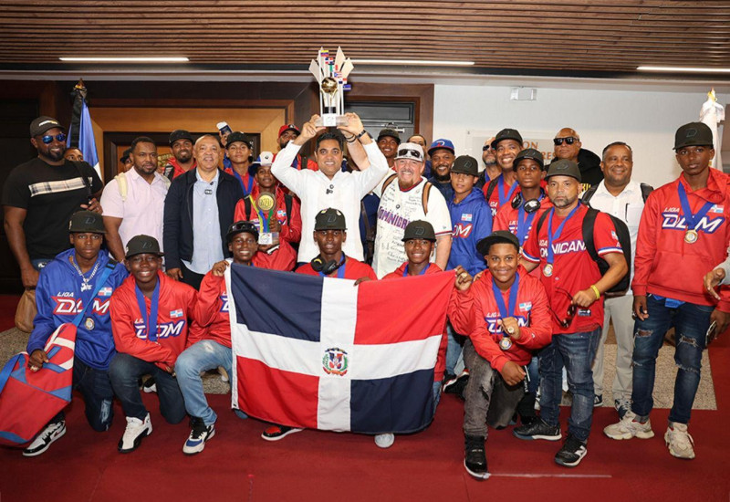 Kelvin Cruz recibió en el aeropuerto a los niños que ganaron la Serie del Caribe Kids celebrada en Venezuela.