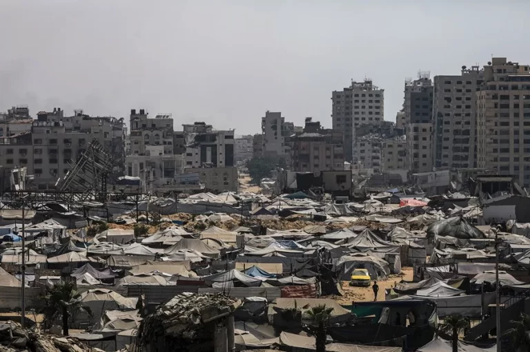 Israel mata a 30 palestinos en ataques durante la noche contra el centro de Gaza
