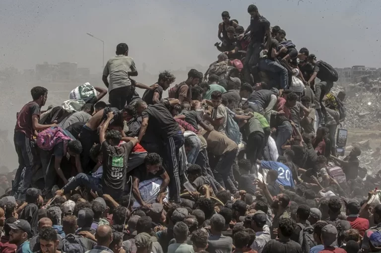 Ayuda humanitaria fluye a Gaza tras pausa en bombardeos