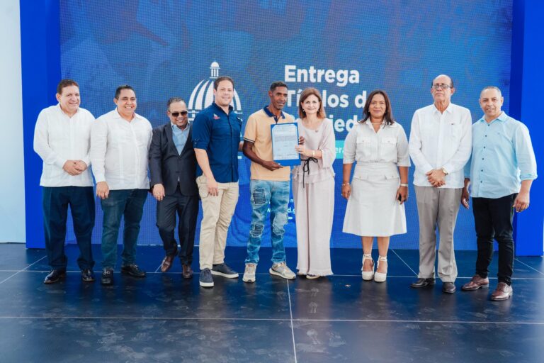 Gobierno entrega títulos a comunitarios de Bonao