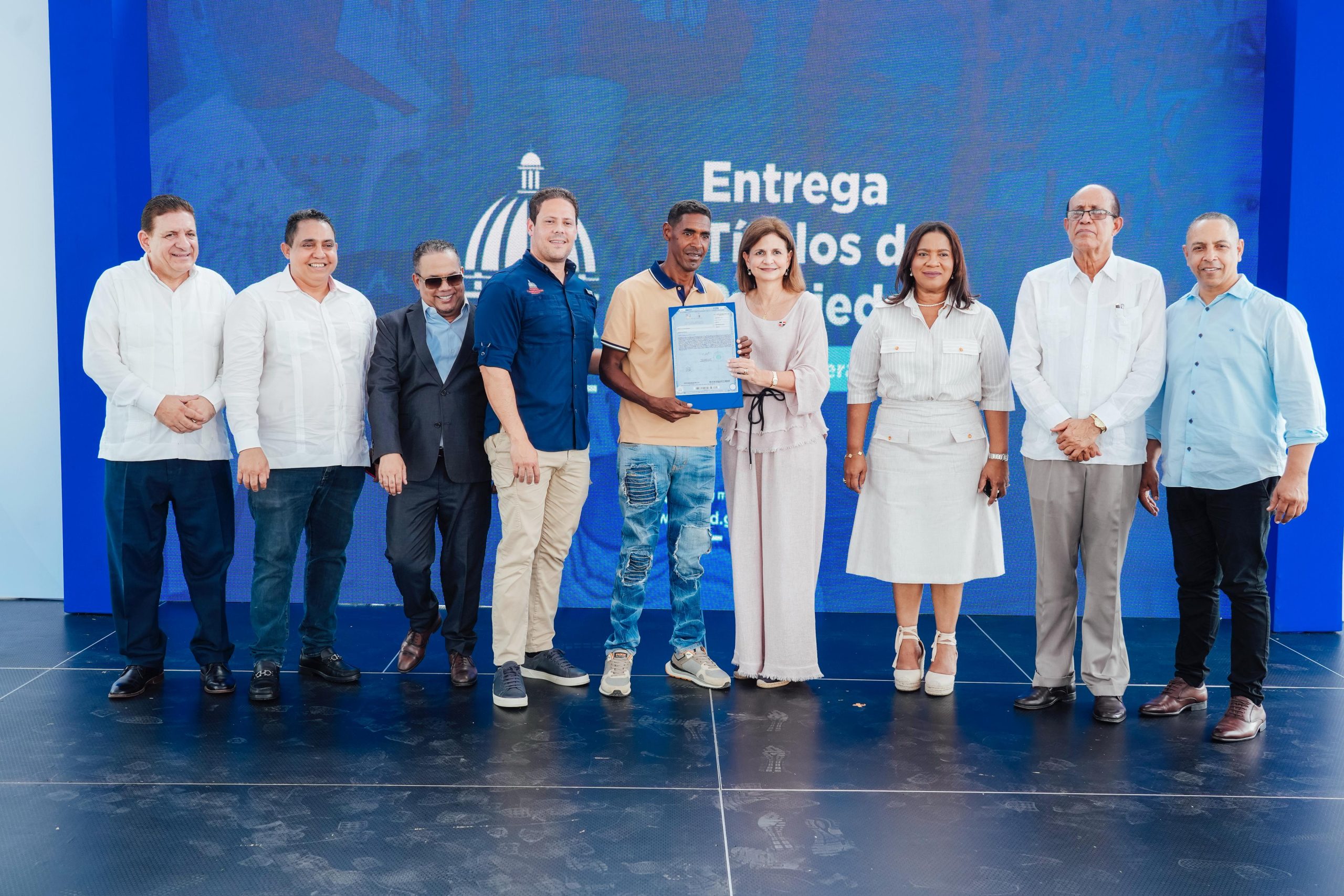 Gobierno entrega títulos a comunitarios de Bonao