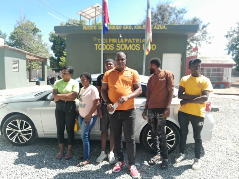 Detienen vehículo con migrantes irregulares en Azua
