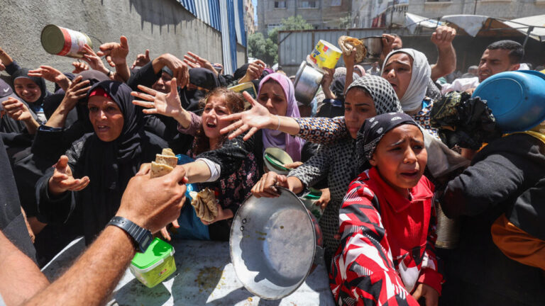 Emiratos Árabes reanuda lanzamientos de ayuda sobre Gaza ante crisis humanitaria "crítica"