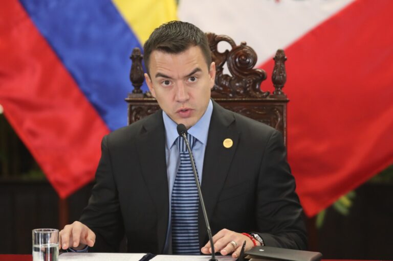 Recorte de ministerios y despidos en Ecuador