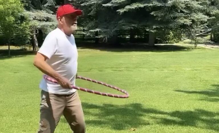 Video viral muestra a Bruce Willis jugando al aro, desmintiendo rumores sobre su movilidad