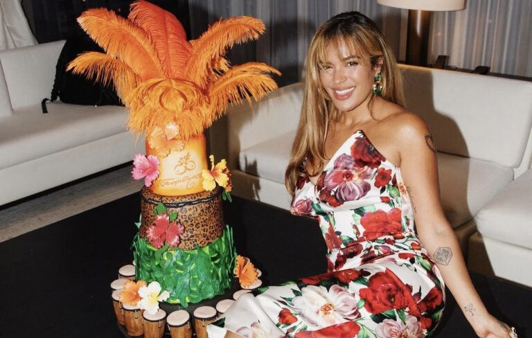 Karol G celebra el primer mes de “Tropicoqueta” con una fiesta llena de color