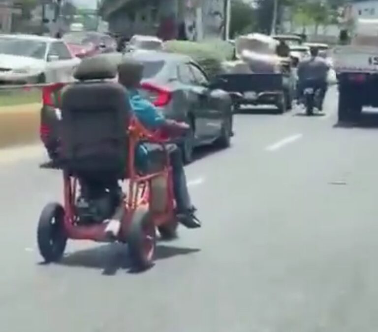 “¿Le metió un mofle a la silla?”: Hombre en silla de ruedas a toda velocidad en el puente de Villa Mella