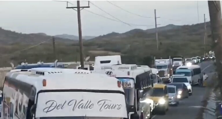 Protesta en Los Bancos: pobladores bloquean carretera Azua-San Juan en demanda de agua potable