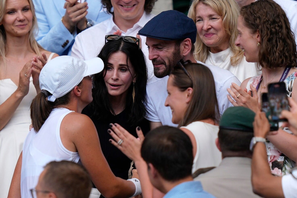 Iga Swiatek conquista Wimbledon y celebra con Courteney Cox, su ídolo de “Friends”