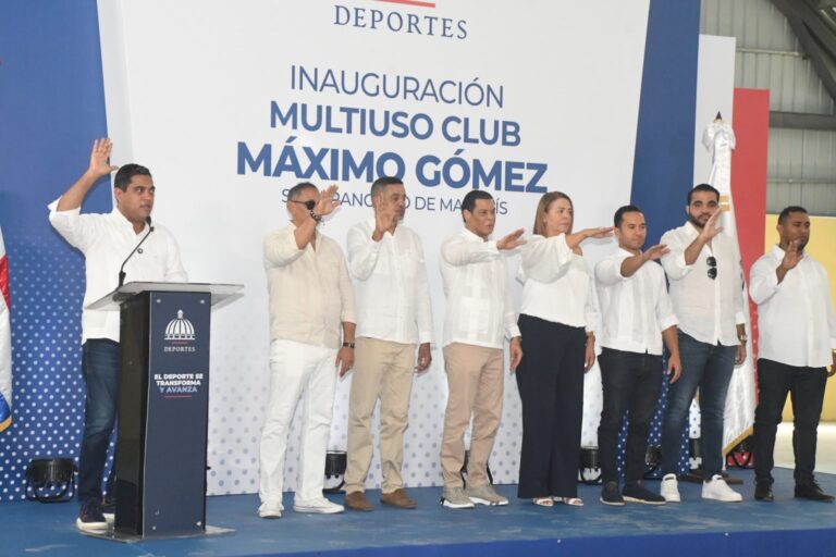 El presidente Luis Abinader entregó el Multiuso del Club Máximo Gómez obra que costo mas de 75 millones de pesos