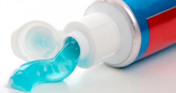 ANMAT prohíbe crema dental Colgate por eventos adversos