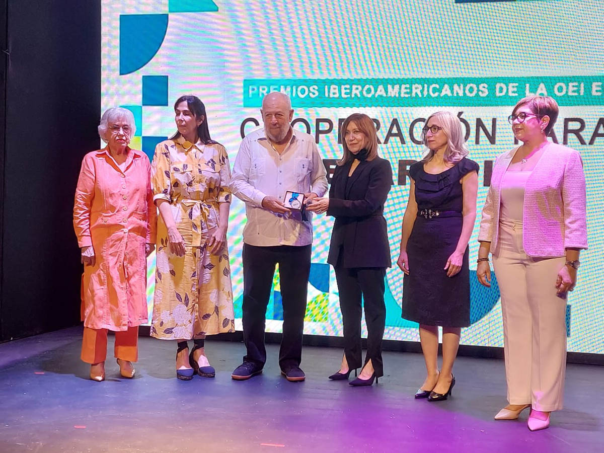 OEI otorga a Freddy Ginebra su más alto galardón en Cooperación para el Desarrollo en Cultura