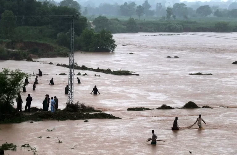 Más de 200 muertos por las lluvias en Pakistán, que continuarán al menos hasta el viernes