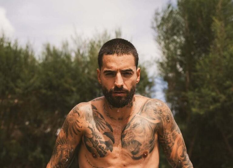 Maluma revive el calor del verano con una picante línea de su éxito “Bronceador”