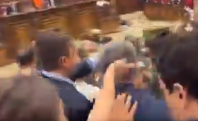 Parlamento de Armenia se convierte en un campo de batalla por conflicto entre diputados