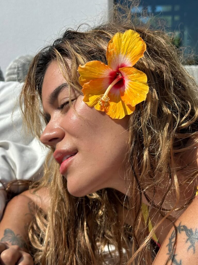 "Se puso linda": Karol G deslumbra en traje de baño y causa sensación en Instagram