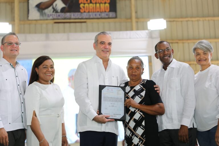 Abinader entrega 1,800 títulos en su cumpleaños en Quisqueya