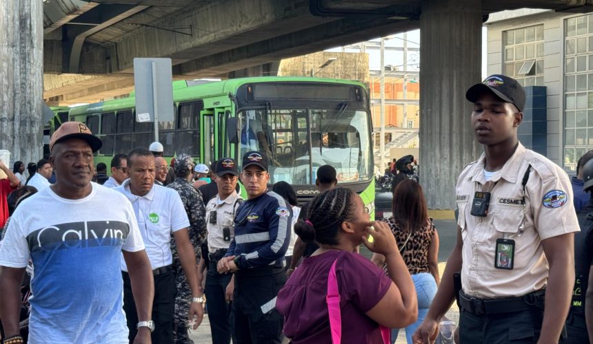 largas filas en Mamá Tingó