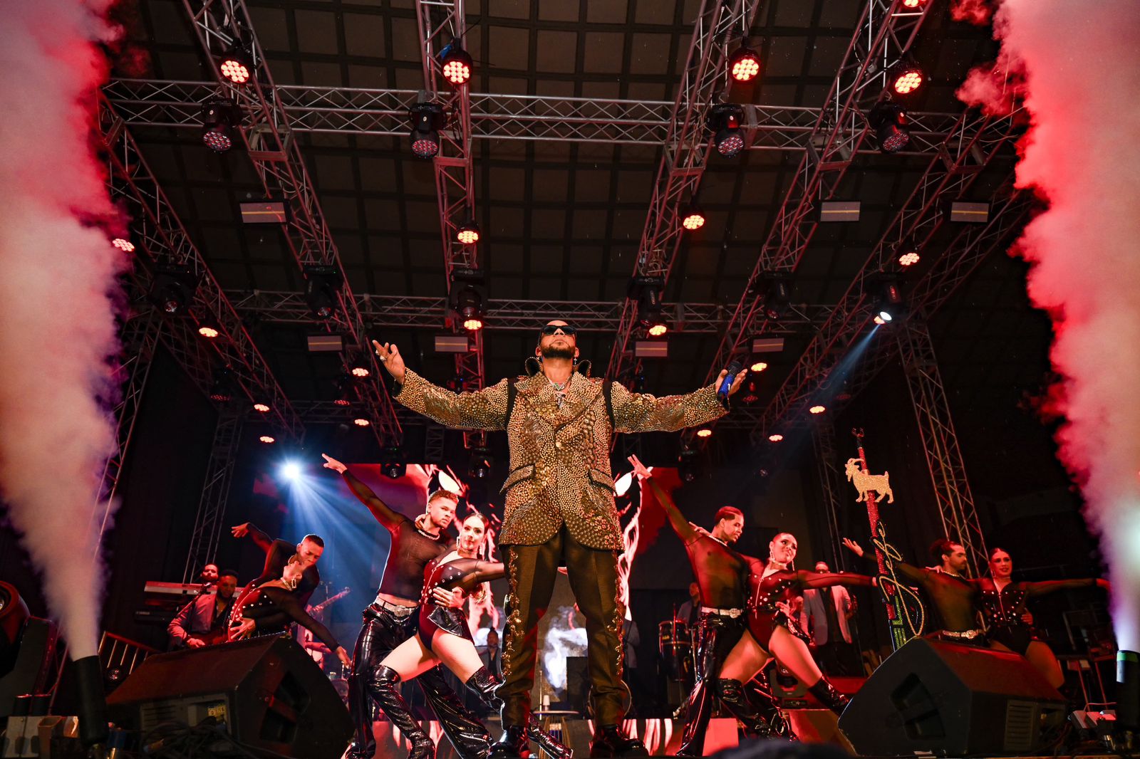 Elvis Martínez recibe las llaves del cariño de Santiago: lo nombran Hijo Adoptivo por su aporte a la bachata