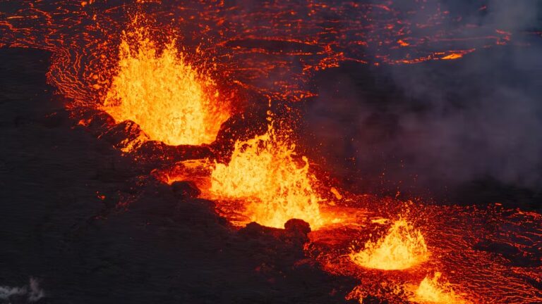 Erupción del volcán Kliuchevskoi tras fuerte terremoto