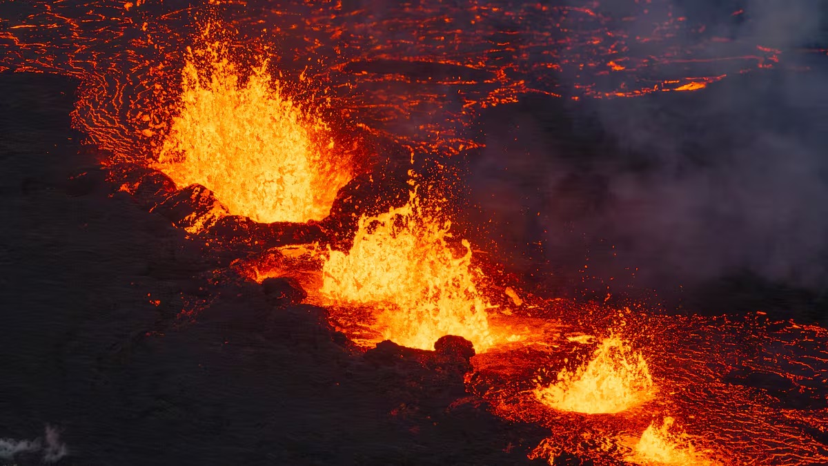 Erupción del volcán Kliuchevskoi tras fuerte terremoto