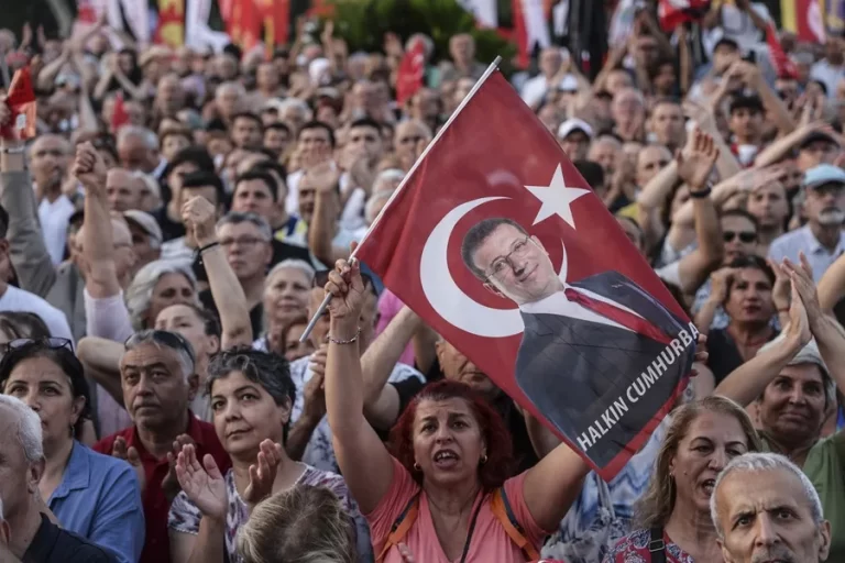 condena y amenaza política en Estambul