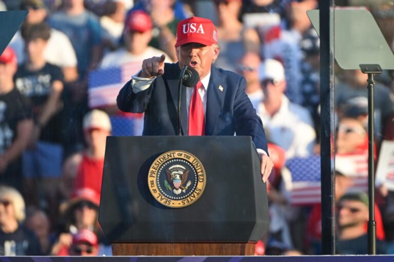Trump impone aranceles del 50% al cobre y hasta 200% a fármacos