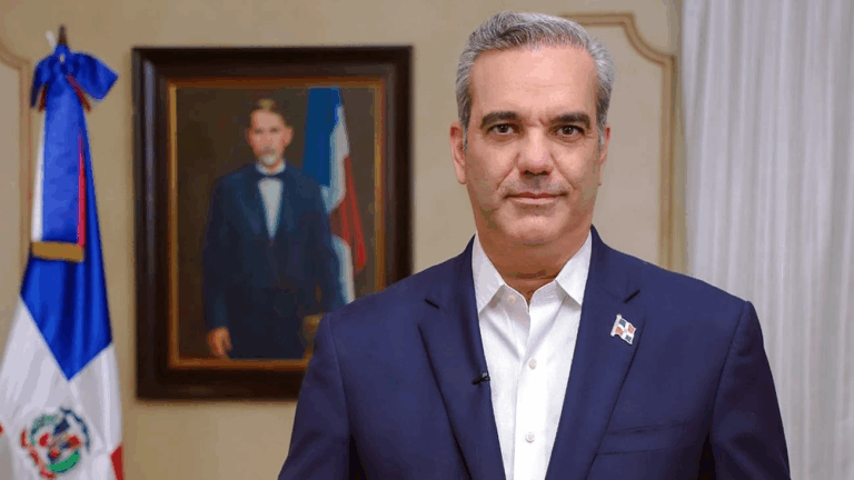 Abinader su sueldo total anual a causas sociales