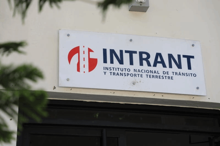 Querella revela que Dekolor entregó sobornos y regalos a funcionarios del Intrant