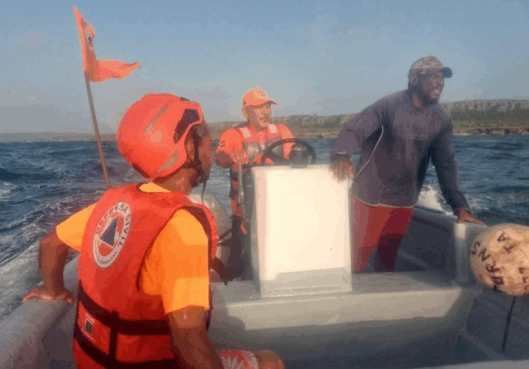 Al menos cuatro fallecidos y más de 50 desaparecidos tras naufragio frente a las costas de Juanillo