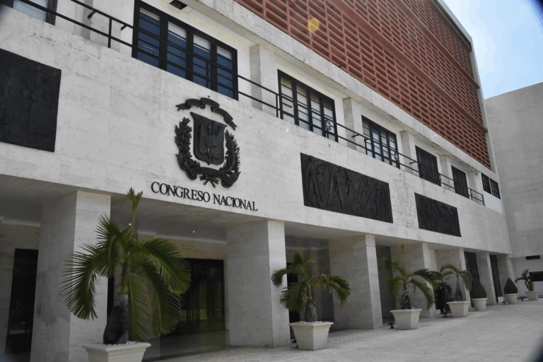 Abinader urge aprobación de reformas al Código Laboral y Penal