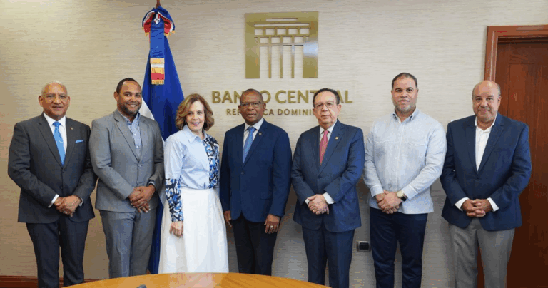 Valdez Albizu recibe a la directiva CODIA para analizar la economía dominicana y sus perspectivas