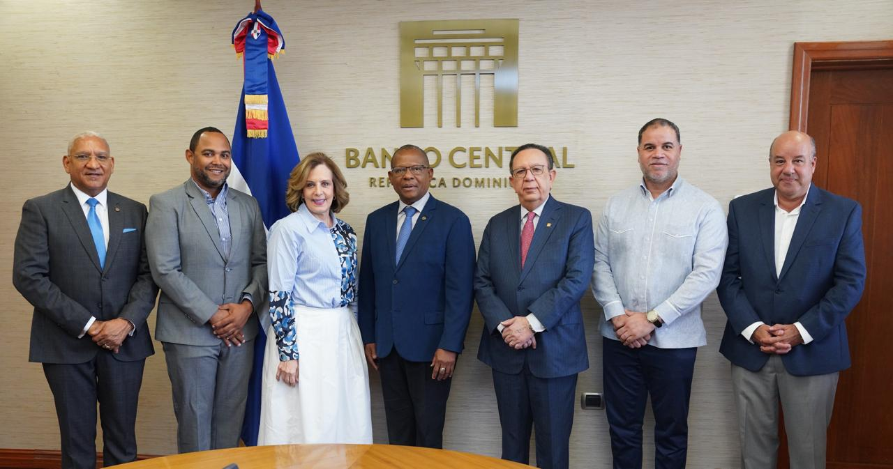 Valdez Albizu recibe a la directiva CODIA para analizar la economía dominicana y sus perspectivas
