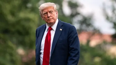 Fiscales demandan a Trump por recortes en fondos de FEMA