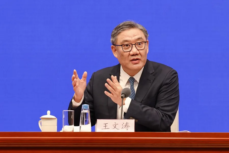 Ministro chino de Comercio revela que EE. UU. aplica aranceles del 53.6 % a productos chinos