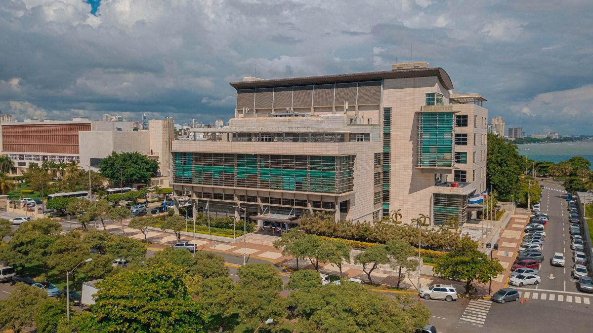 Procuraduría anuncia aumento salarial para personal forense y administrativo