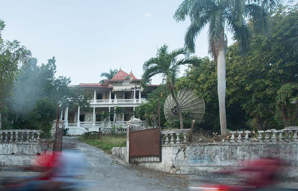 A tiros limpios rescatan obras de Centro Cultural haitiano