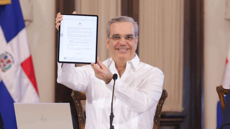 Abinader promulga ley que fusiona los ministerios de Hacienda y Economía