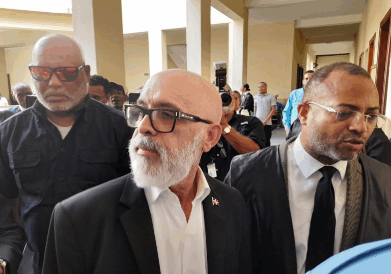 Juez ordena arresto inmediato de Ángel Martínez por desacato